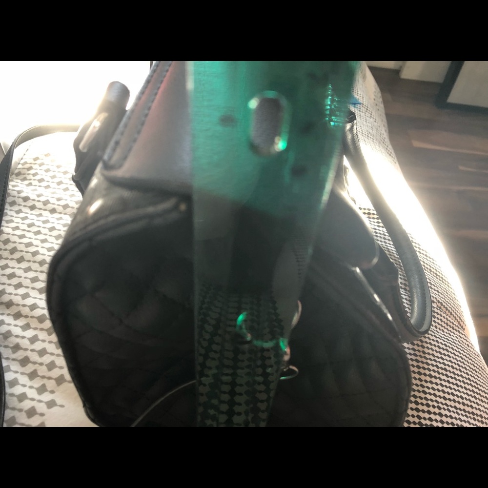 🛑SOLD🛑 Guess Handbag 👜 with strap - Picture 6 of 8